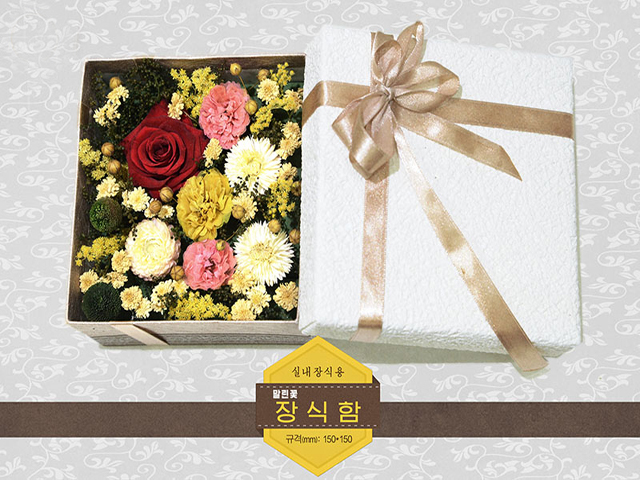 Dried flower decoration in box